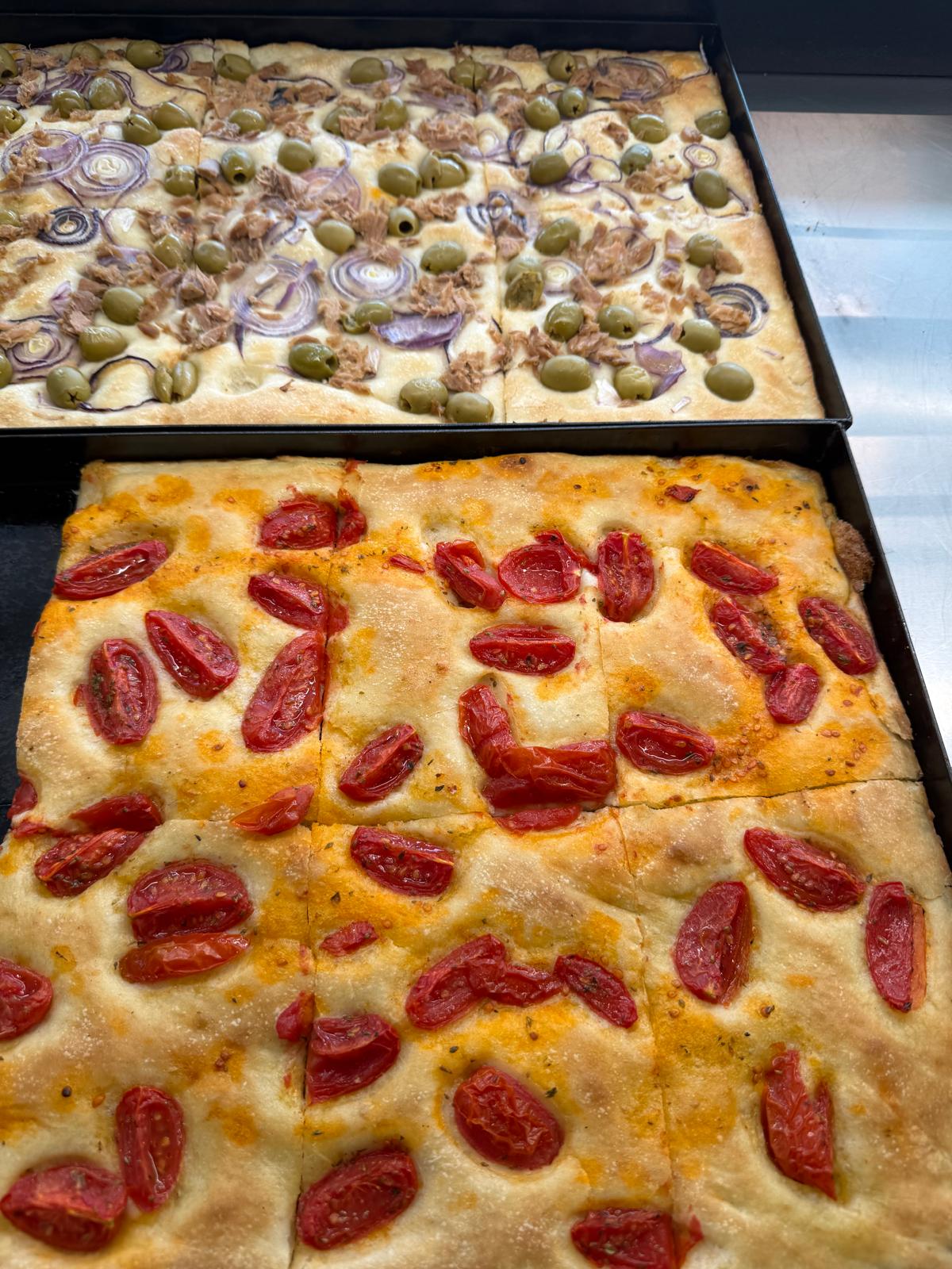 Focaccia alta con pomodorini freschi e focaccia con tonno e olive verdi