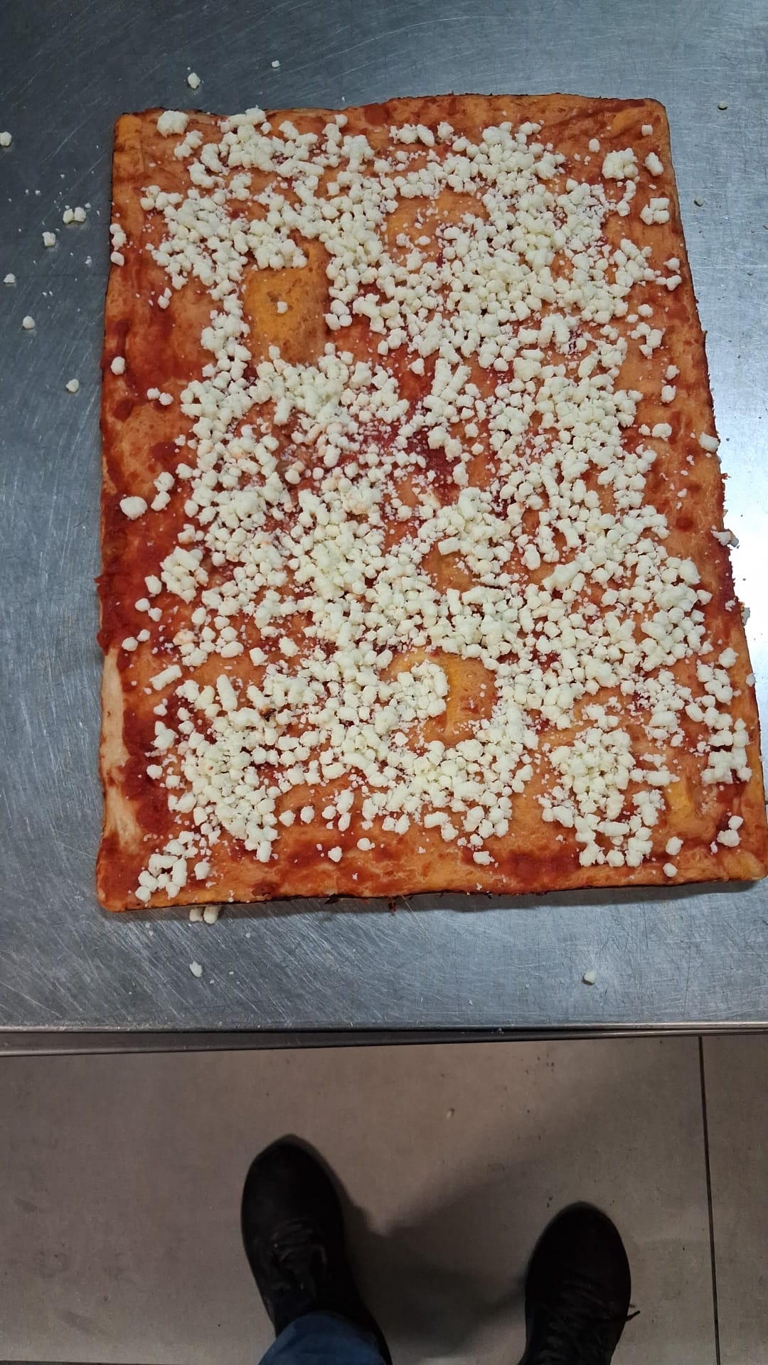 Pizza al pomodoro e mozzarella in teglia pronta per il take away